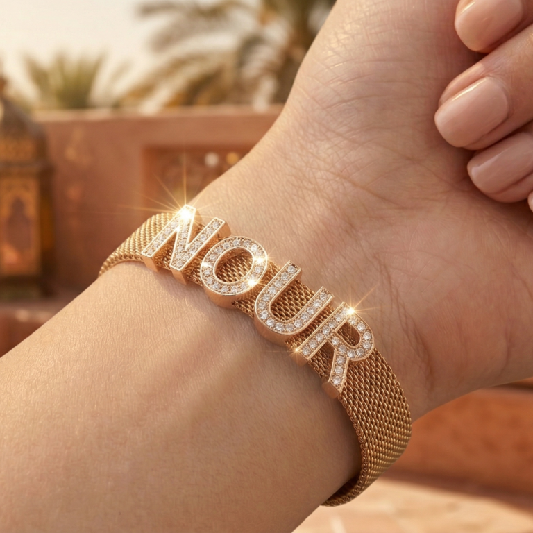 Bracelet Maille Milanaise Porté - Rêve Étoilé Bracelet personnalisé prénom Nour en maille milanaise dorée porté au poignet collection Aura Rêve Étoilé