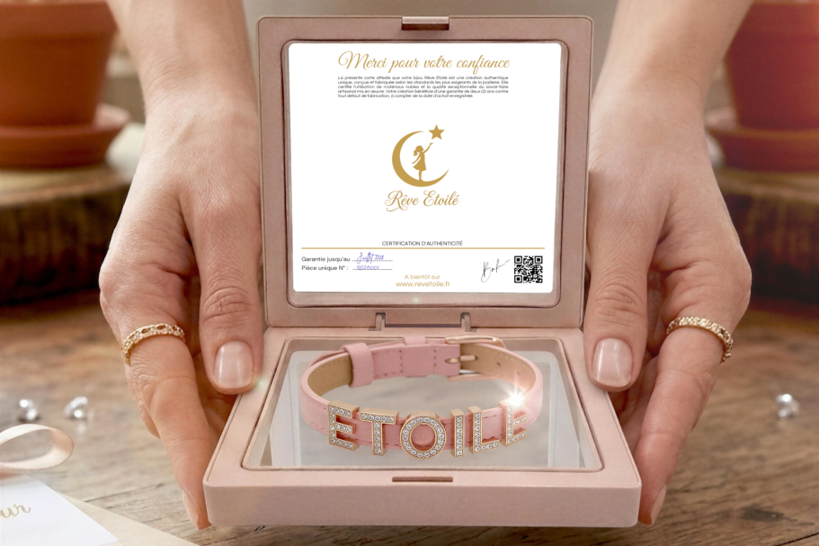 Bracelet Collection Signature en Cuir Rêve Etoilé Coffret cadeau Rêve Étoilé ouvert dévoilant un bracelet personnalisé en cuir véritable rose poudré avec des lettres coulissantes en strass,