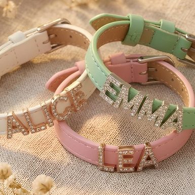 Bracelets en Cuir Personnalisés - Rêve Étoilé Bracelets personnalisés en cuir véritable rose, blanc et vert pastel avec prénoms en strass cristal Rêve Étoilé