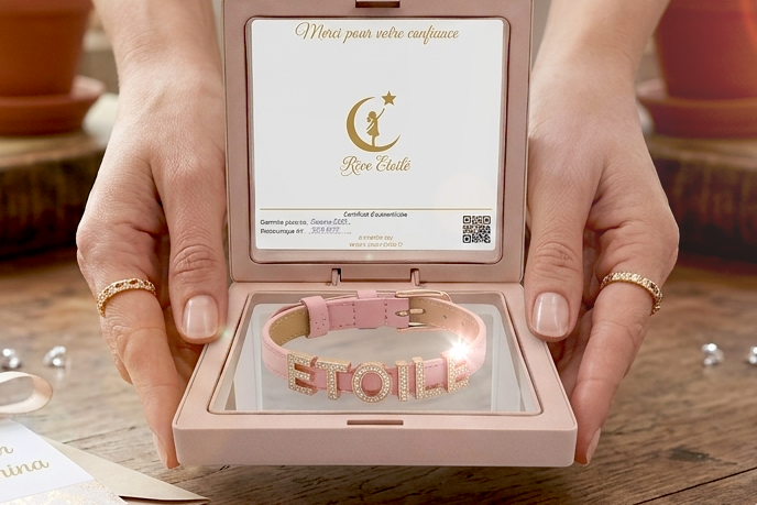 Personnaliser le Bracelet Signature en Cuir Coffret cadeau Rêve Étoilé ouvert dévoilant un bracelet personnalisé en cuir véritable rose poudré avec des lettres coulissantes en strass,
